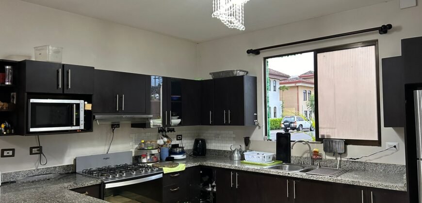 Venta de casa La Hacienda, $250,000